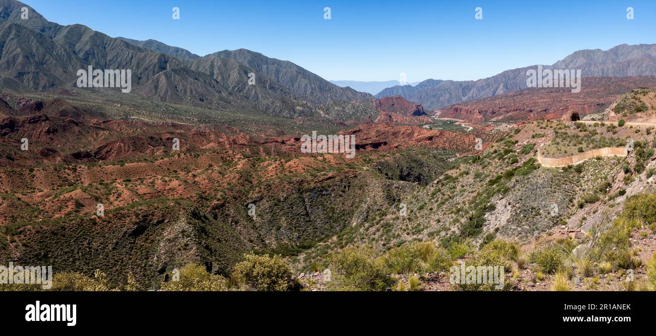 Paesaggio con rocce rossastre lungo la famosa Ruta40 nella provincia di la Rioja, Argentina - viaggio in Sud America - Panorama Foto Stock