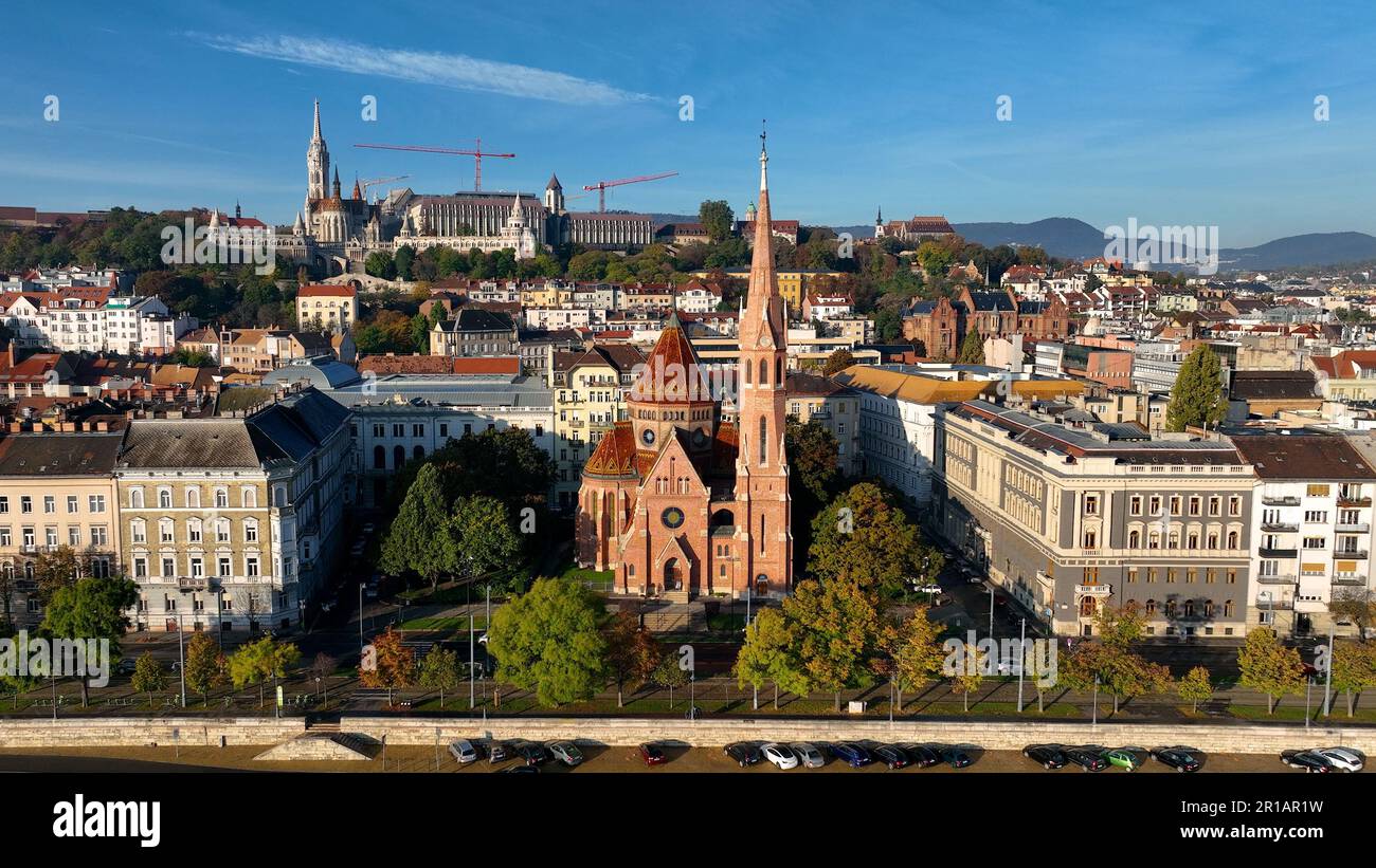 Vista aerea dello skyline di Budapest, Piazza Szilagyi Dezso la chiesa riformata è una chiesa protestante a Budapest, Ungheria Foto Stock