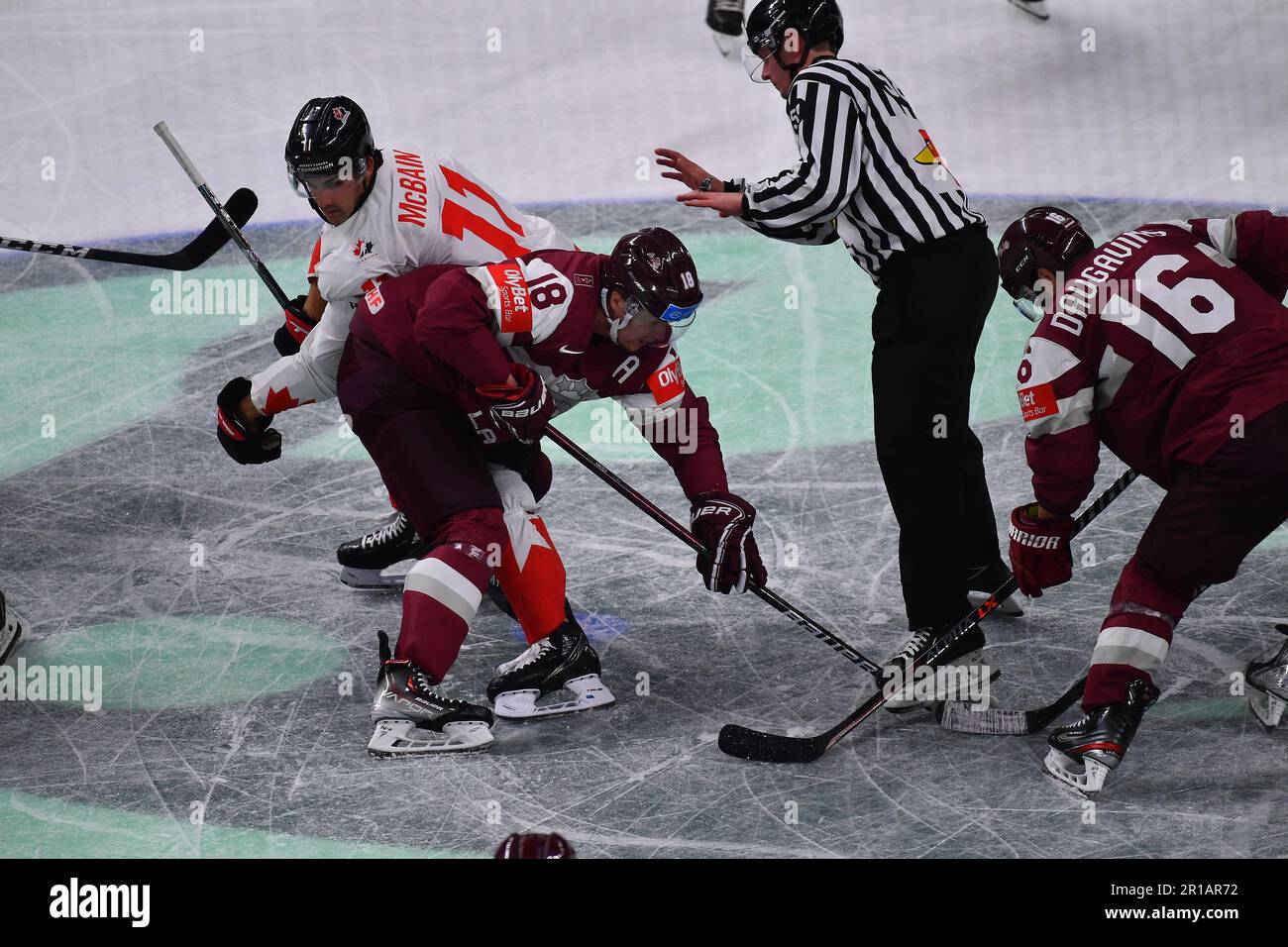 LETTONIA, RIGA - 12.05.23: McBain Jack, ABOLS Rodrigo. Gioco Lettonia - Canada. Campionato del mondo di hockey su ghiaccio IIHF 2023 Foto Stock