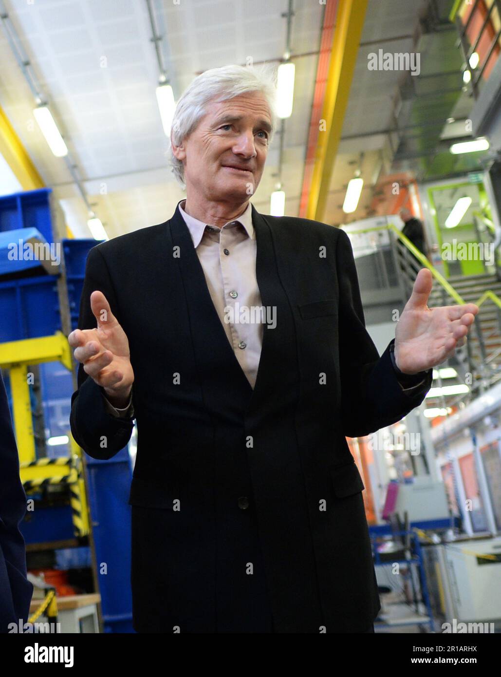 Foto del file datata 23/03/15 del miliardario imprenditore Sir James Dyson, che ha rilasciato nuove critiche al governo di Rishi Sunak, affermando che l'impegno del primo ministro di trasformare il Regno Unito in una superpotenza scientifica e tecnologica è un "più vero slogan politico”. In una lettera al Times, egli si lamenta anche del fatto che non ha ancora incontrato Sunak nonostante sia un grande imprenditore britannico. Data di emissione: Venerdì 12 maggio 2023. Foto Stock
