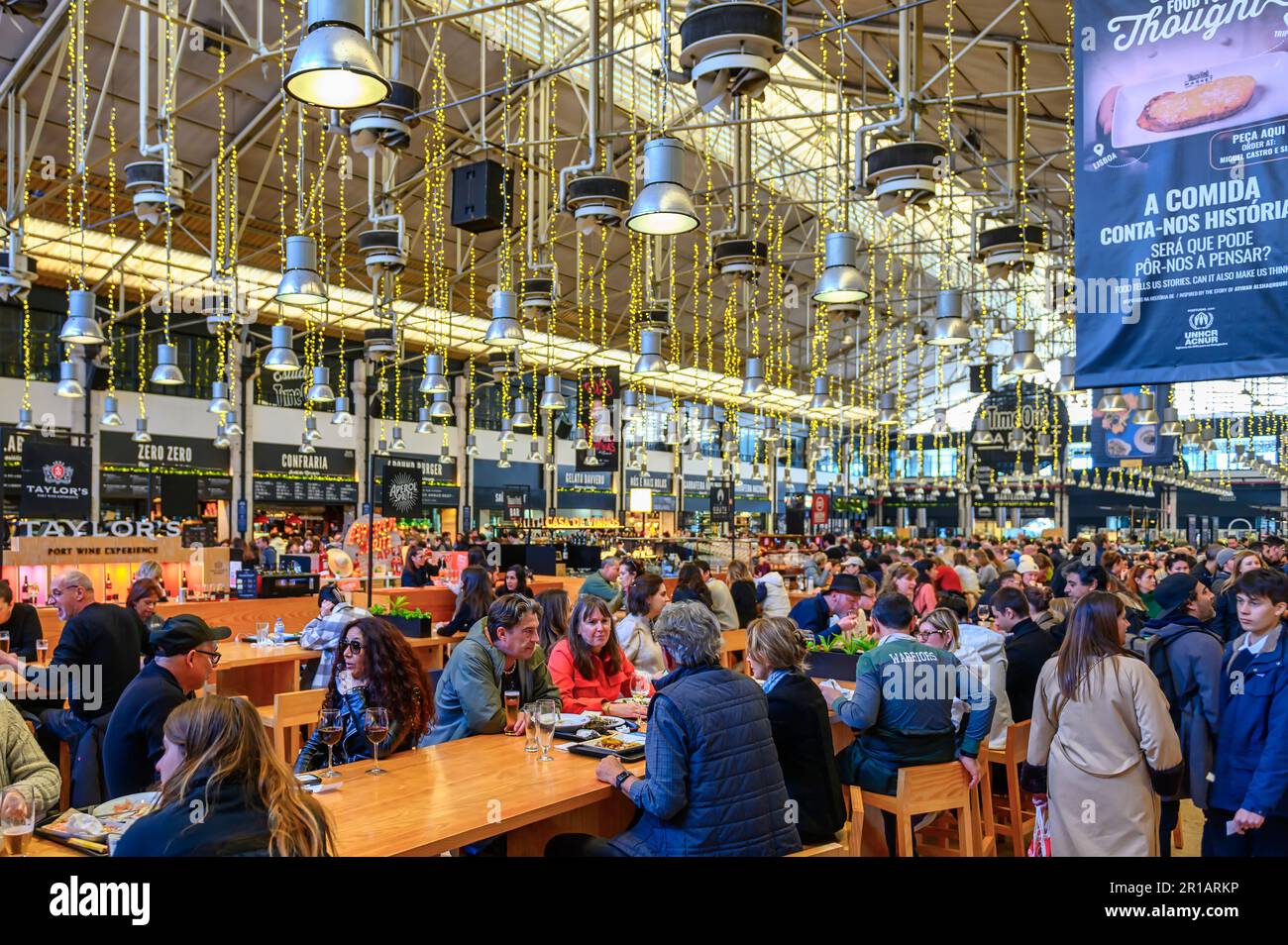 Attività vivace della gente in una scena dello stesso livello. Conosciuto anche come il mercato di Ribeira, il famoso luogo è un'attrazione di riferimento nella città. Foto Stock