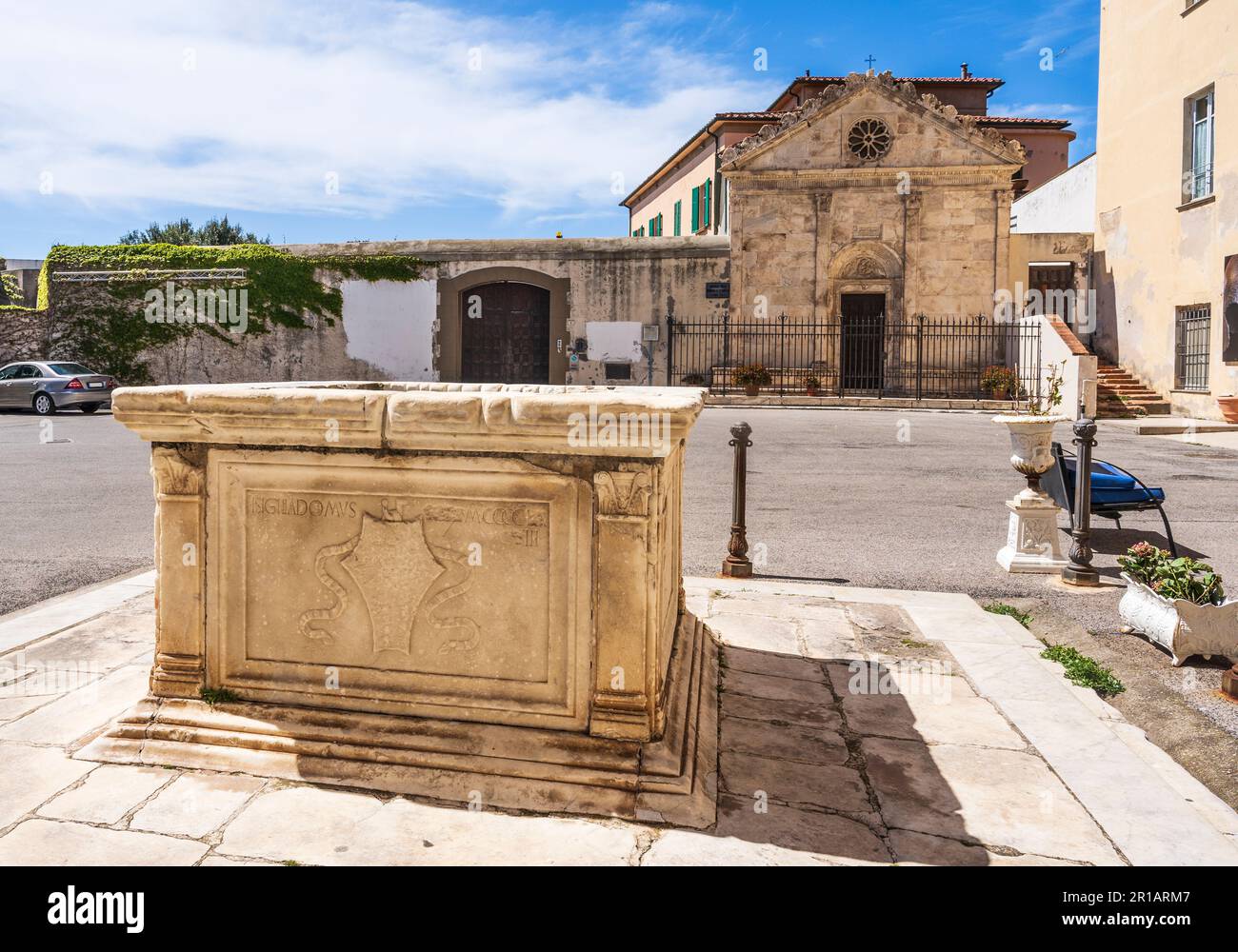 Antica vasca in marmo costruita a metà del '15th da Francesco Guardi per la  famiglia Appiani, nella Cittadella di Piombino, in Toscana, Italia Foto  stock - Alamy