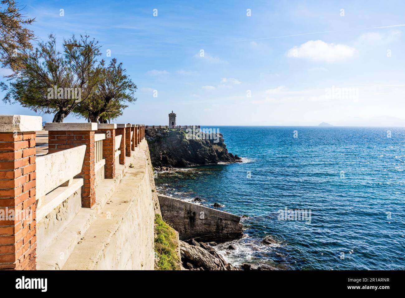 Piazza Bovio si estendeva nel Mar Mediterraneo, nel centro di Piombino, in provincia di Livorno Toscana Foto Stock