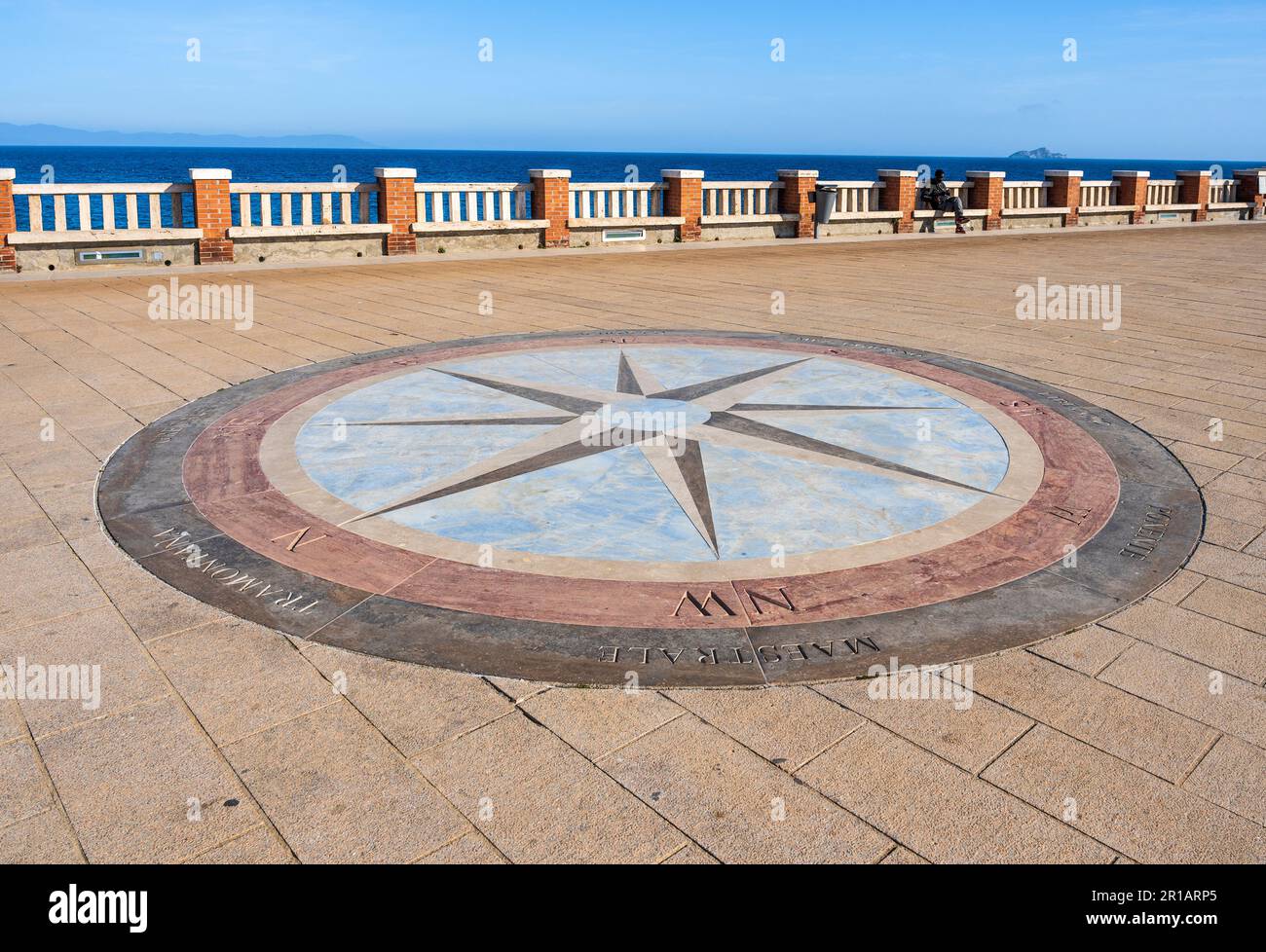 Una rosa bussola o "rosa dei venti" sul pavimento di Piazza Bovio, nel centro di Piombino, in provincia di Livorno Toscana Foto Stock