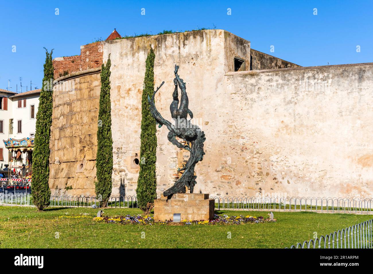 Piazza Tommaso Edison, con la statua di 'Icarus' e le mura medievali di Rivellino, fortificazione militare nel centro della città di Piombino Foto Stock