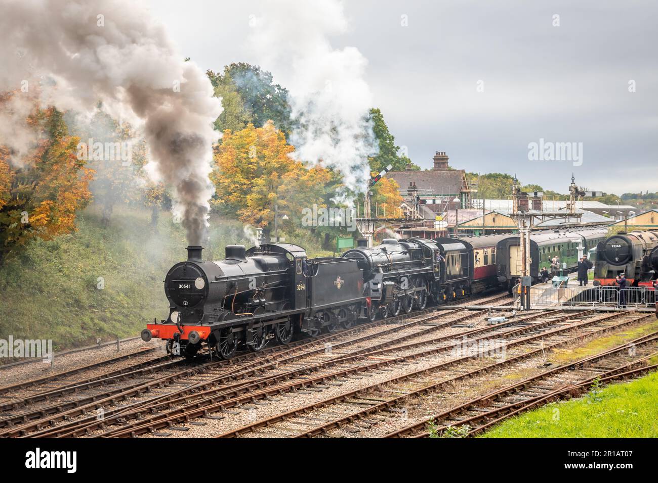 BR 0-6-0 Classe Q No. 30541 e BR '5MT' 4-6-0 No. 73156 partono dalla stazione di Horsted Keynes sulla Bluebell Railway, East Sussex Foto Stock