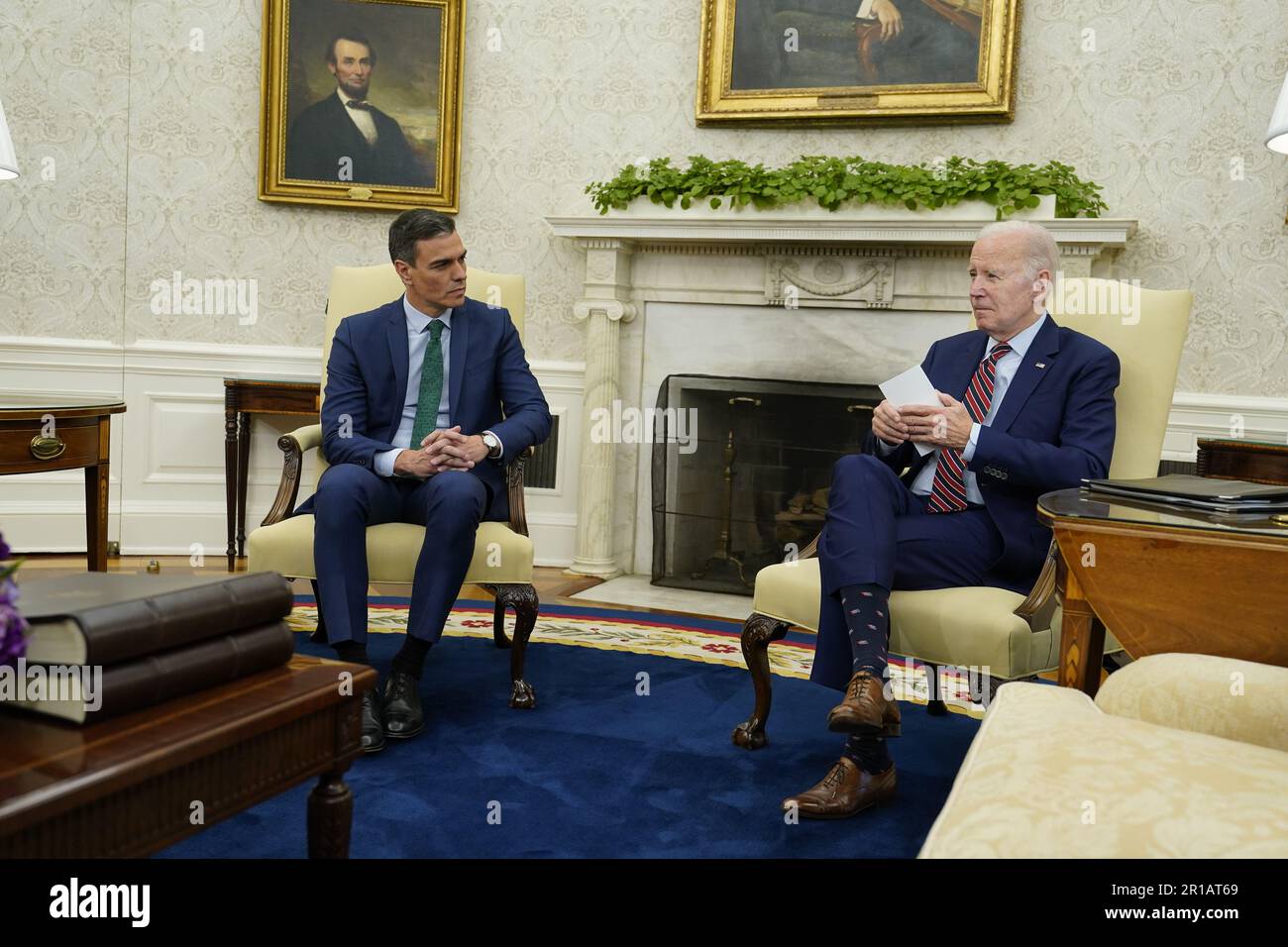 Il Presidente degli Stati Uniti Joe Biden ha tenuto un incontro bilaterale con il Presidente Pedro Sanchez Perez-Castejon del Governo di Spagna presso l'Ufficio ovale della Casa Bianca a Washington, DC venerdì 12 maggio 2023. Credit: Chris Kleponis/Pool via CNP/MediaPunch Foto Stock