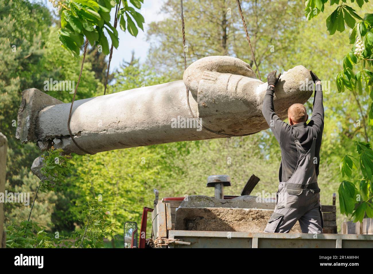 Villaggio Pnikut, Ucraina. 12th maggio, 2023. Un operaio smantella il monumento sovietico di ta ad una madre addolorata e un bassorilievo di un soldato sovietico a soldati sovietici caduti morirono nella seconda Guerra Mondiale L’Ucraina sta facendo sforzi per cancellare le tracce dell’influenza sovietica e russa dallo spazio pubblico, demolendo i monumenti e rinominando centinaia di strade in onore degli artisti, dei poeti e dei leader militari dell’era sovietica. (Foto di Mykola TYS/SOPA Images/Sipa USA) Credit: Sipa USA/Alamy Live News Foto Stock