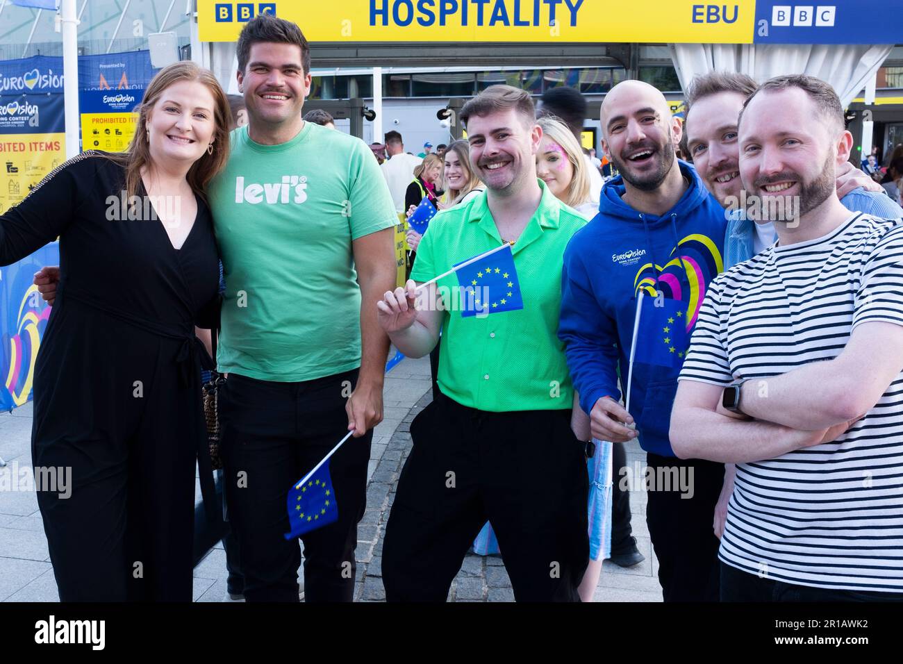 Liverpool - 12 maggio 2023 - tifosi con bandiere europee fuori dalla Liverpool Arena per l'anteprima della finale del concorso di canzoni Eurovisione 2023. Le bandiere Foto Stock