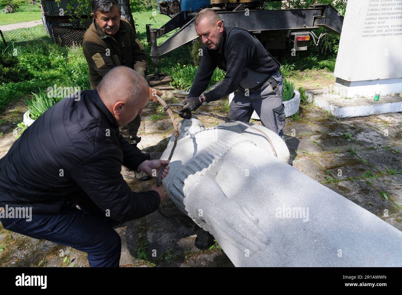 Villaggio Pnikut, Ucraina. 12th maggio, 2023. Gli operai smantellano il monumento sovietico di ta ad una madre addolorata e un bassorilievo di un soldato sovietico ai soldati sovietici caduti morirono nella seconda Guerra Mondiale L’Ucraina sta facendo sforzi per cancellare le tracce dell’influenza sovietica e russa dallo spazio pubblico, demolendo i monumenti e rinominando centinaia di strade in onore degli artisti, dei poeti e dei leader militari dell’era sovietica. (Foto di Mykola TYS/SOPA Images/Sipa USA) Credit: Sipa USA/Alamy Live News Foto Stock