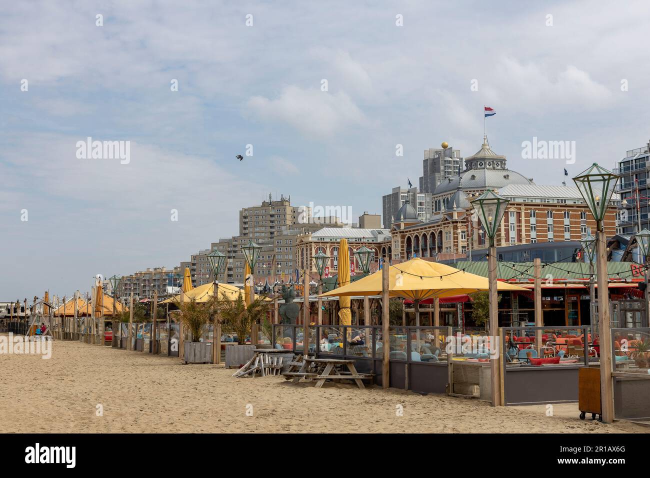 Spiaggia tenda mare costa bar e ristoranti presso la popolare destinazione turistica olandese. Foto Stock