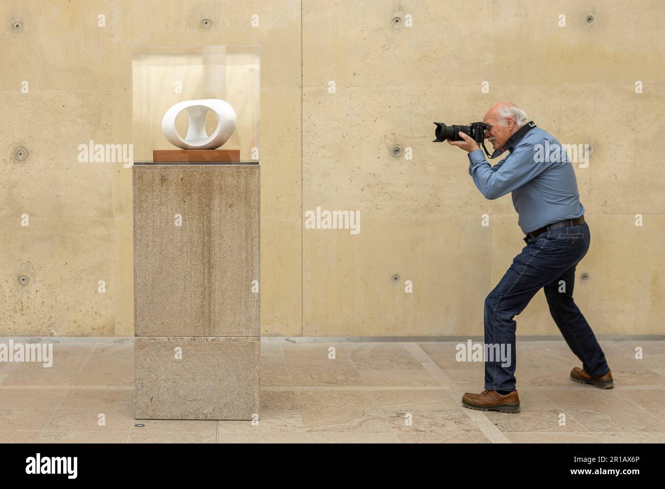 Museo 'Beelden aan Zee' [sculture in mare] nella spiaggia olandese vicino a Den Haag, Paesi Bassi, con il visitatore fotografare un'opera d'arte Foto Stock