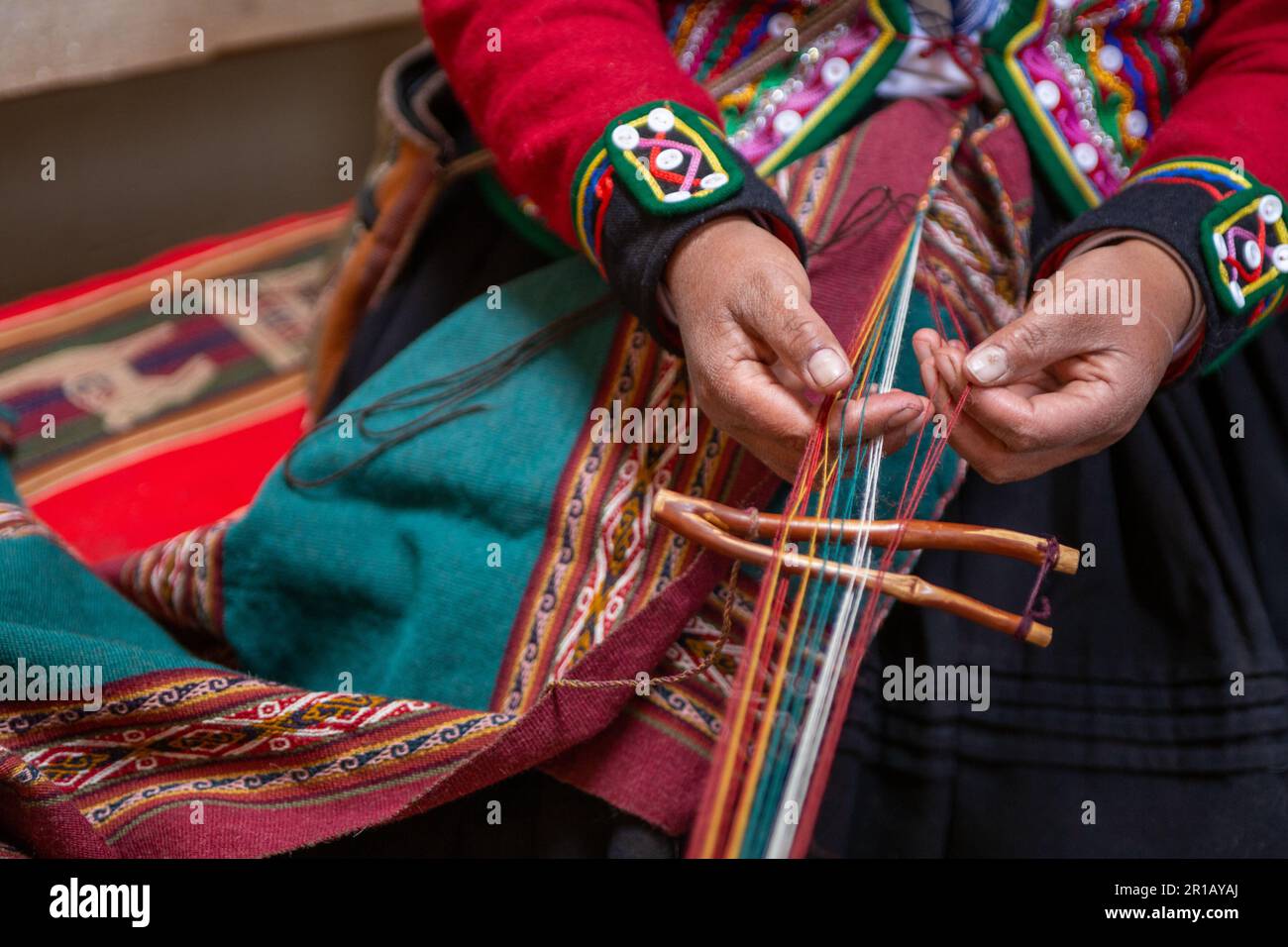 Una donna peruviana tessendo una sciarpa a mano Foto Stock