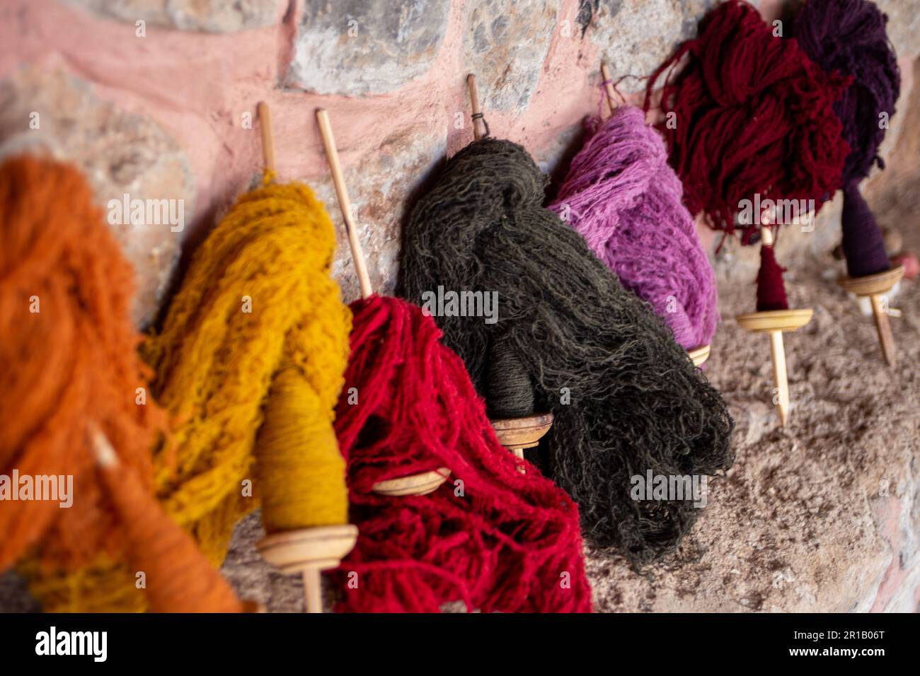 Una varietà di lana tinto di fresco per essere tessuta Foto Stock