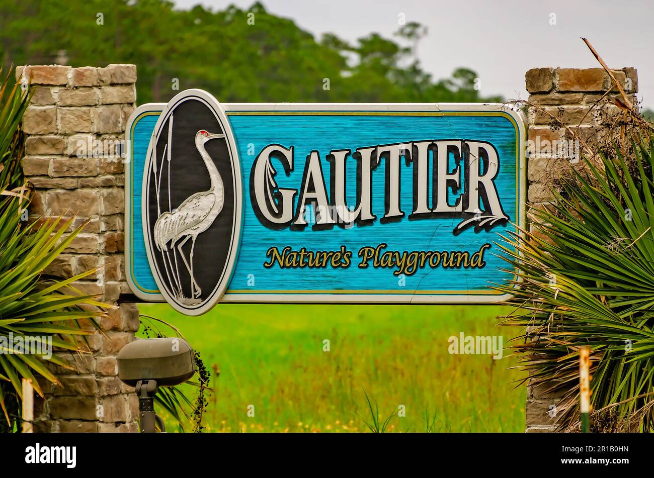 Il cartello di benvenuto di Gautier contiene un uccello e le parole, "Nature’s Playground", 11 maggio 2023, a Gautier, Mississippi. Foto Stock