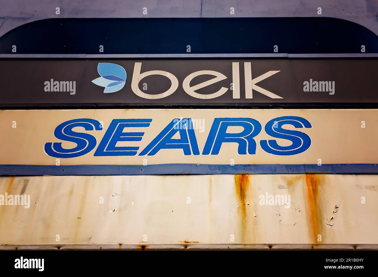 Belk è l'unico negozio rimasto presso il centro commerciale Singing River, un tempo fiorente, il 11 maggio 2023, a Gautier, Mississippi. Foto Stock