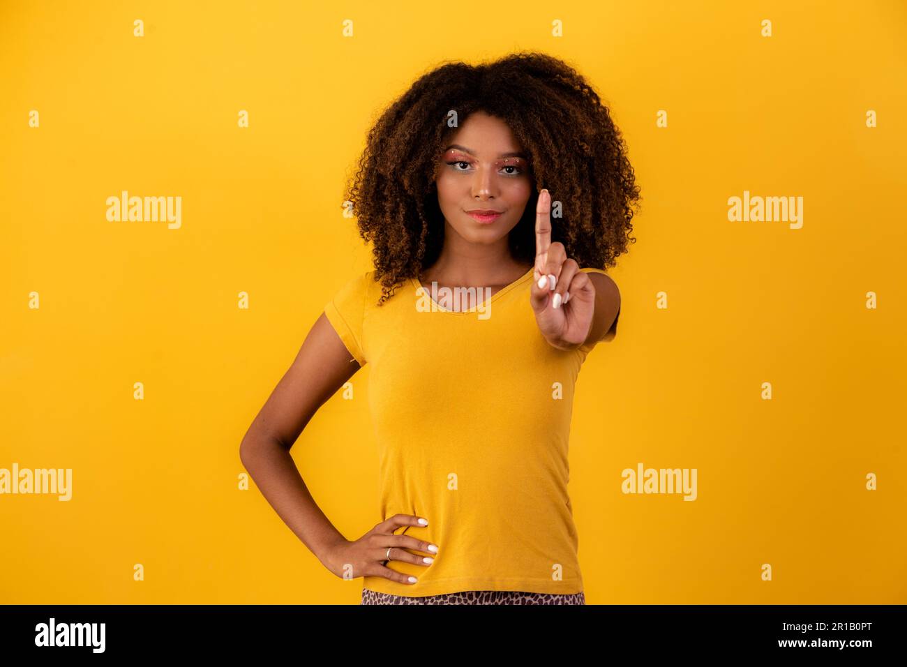 donna afro non facendo gesto con il dito Foto Stock