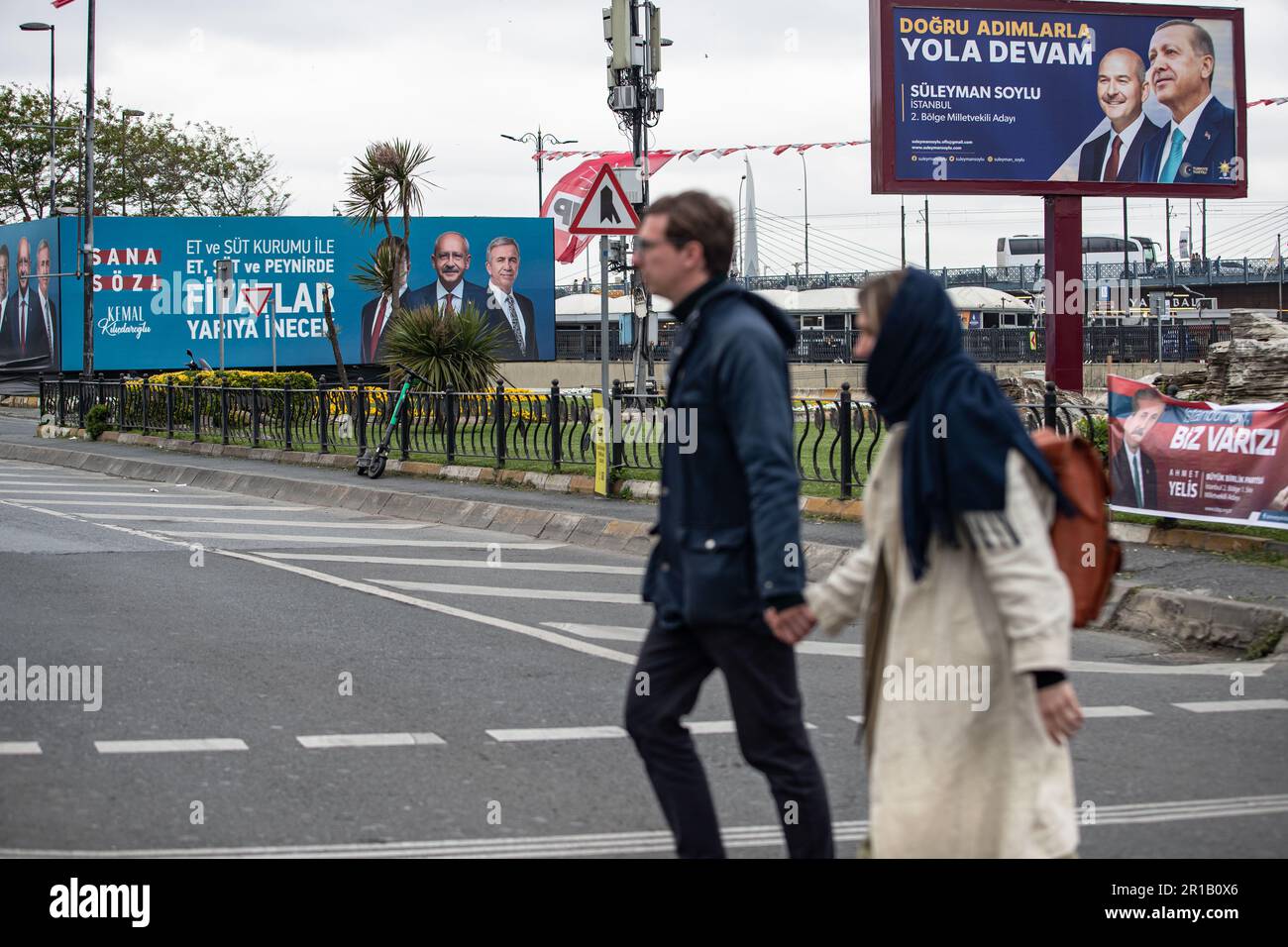 Istanbul, Turchia. 12th maggio, 2023. Una coppia passa davanti ai manifesti dei candidati presidenziali turchi, il presidente Recep Tayyip Erdogan e il leader dell'opposizione Kemal Kilicdaroglu, presidente del Partito popolare Repubblicano (CHP) durante le campagne elettorali. (Foto di Onur Dogman/SOPA Images/Sipa USA) Credit: Sipa USA/Alamy Live News Foto Stock