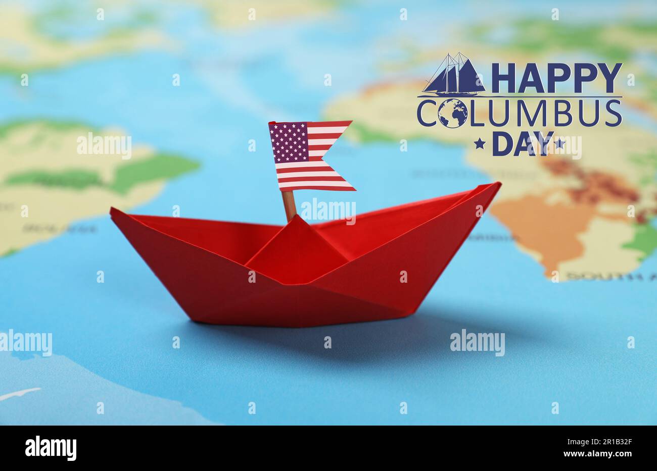 Buon giorno di Columbus. Imbarcazione di carta rossa con bandiera americana sulla mappa del mondo Foto Stock