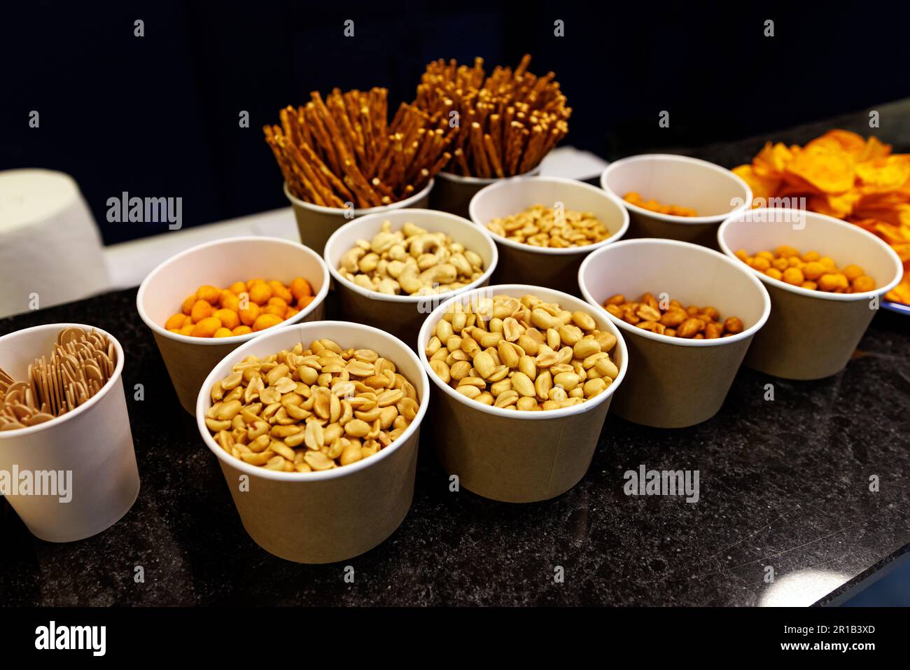 Ciotole con diversi tipi di noci per snack Foto Stock