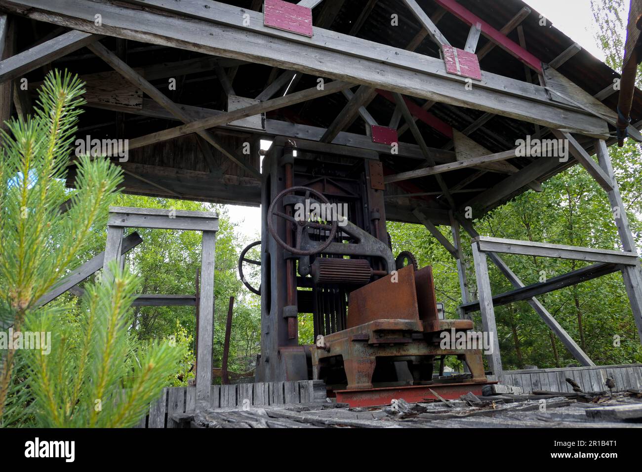 un vecchio ascensore in una miniera abbandonata Foto Stock