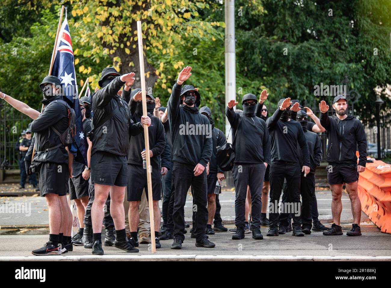 13 maggio 2023, Melbourne, Australia. Thomas Sewell (estrema destra) e i membri dell'organizzazione NSN (Neo-nazista) che protestano contro l'immigrazione e per "mantenere l'Australia bianca". Credit: Jay Kogler/Alamy Live News Foto Stock