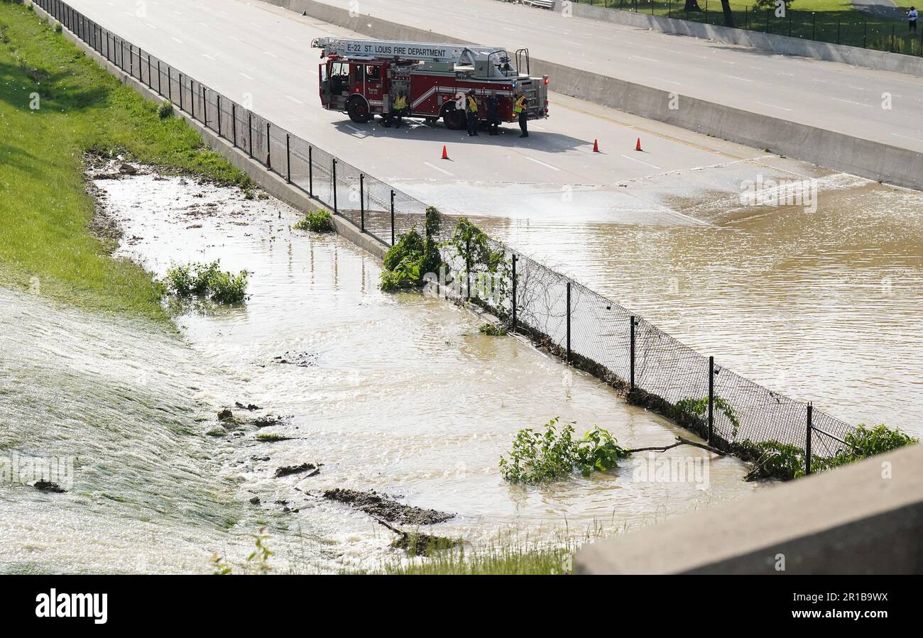 St Louis, Stati Uniti. 12th maggio, 2023. Un St. Louis Fire Department pumper blocca le corsie in direzione est dell'autostrada 64 dopo che un freno principale d'acqua inondava la strada principale attraverso St Louis durante l'ora di punta della sera, venerdì 12 maggio 2023. Foto di Bill Greenblatt/UPI Credit: UPI/Alamy Live News Foto Stock