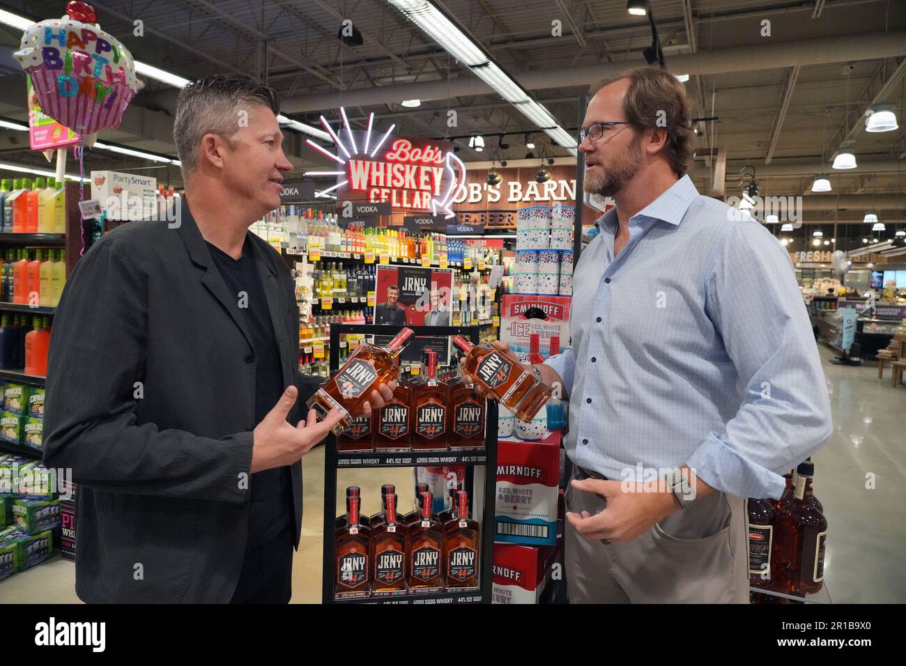 Crestwood, Stati Uniti. 12th maggio, 2023. Chris Pronger (R), membro della National Hockey League Hall of Fame, parla con suo fratello Sean in anteprima del nuovo whisky JRNY 44, in occasione di un saluto a Crestwood, Missouri, venerdì 12 maggio 2023. Pronger ha realizzato questo progetto con suo fratello Sean, un uomo di hockey, che ha giocato per sette squadre NHL. Pubblicò un libro intitolato 'Journeyman' che cronicava la sua carriera di hockey. Foto di Bill Greenblatt/UPI Credit: UPI/Alamy Live News Foto Stock