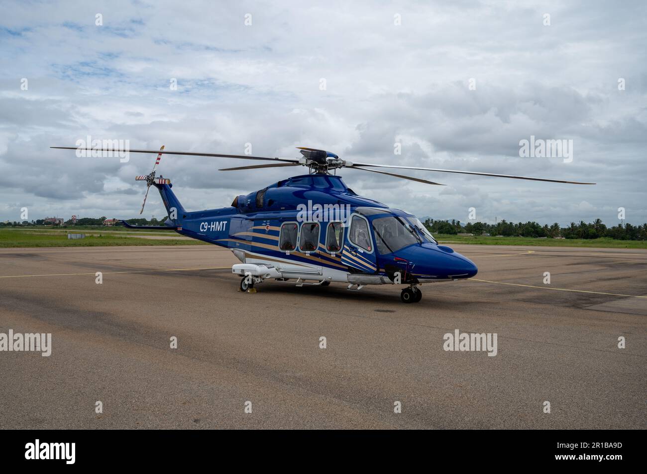 Leonardo (Augusta Westland) AW139 elicottero commerciale C9-HMT parcheggiato sul piazzale dell'aeroporto di Nampula in Mozambico Foto Stock