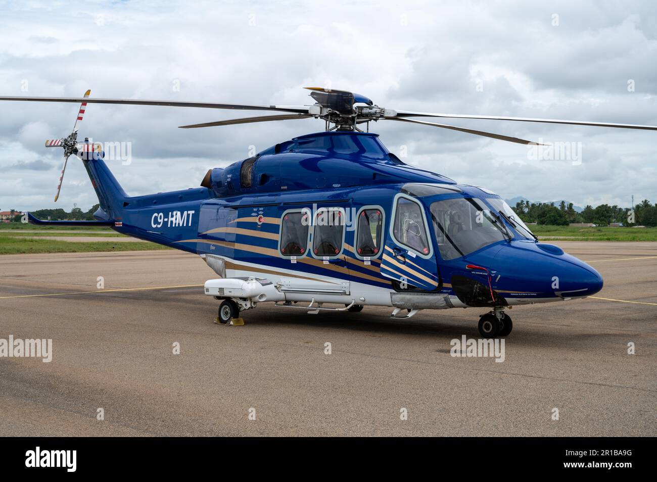 Leonardo (Augusta Westland) AW139 elicottero commerciale C9-HMT parcheggiato sul piazzale dell'aeroporto di Nampula in Mozambico Foto Stock