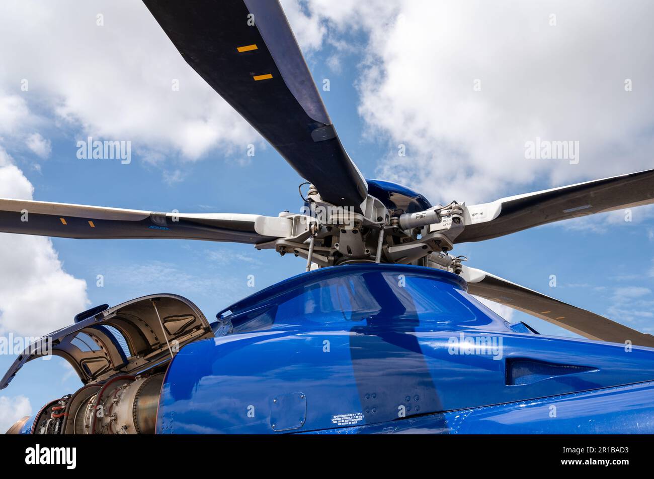 Leonardo (Augusta Westland) AW139 elicottero commerciale C9-HMT parcheggiato sul piazzale dell'aeroporto di Nampula in Mozambico Foto Stock