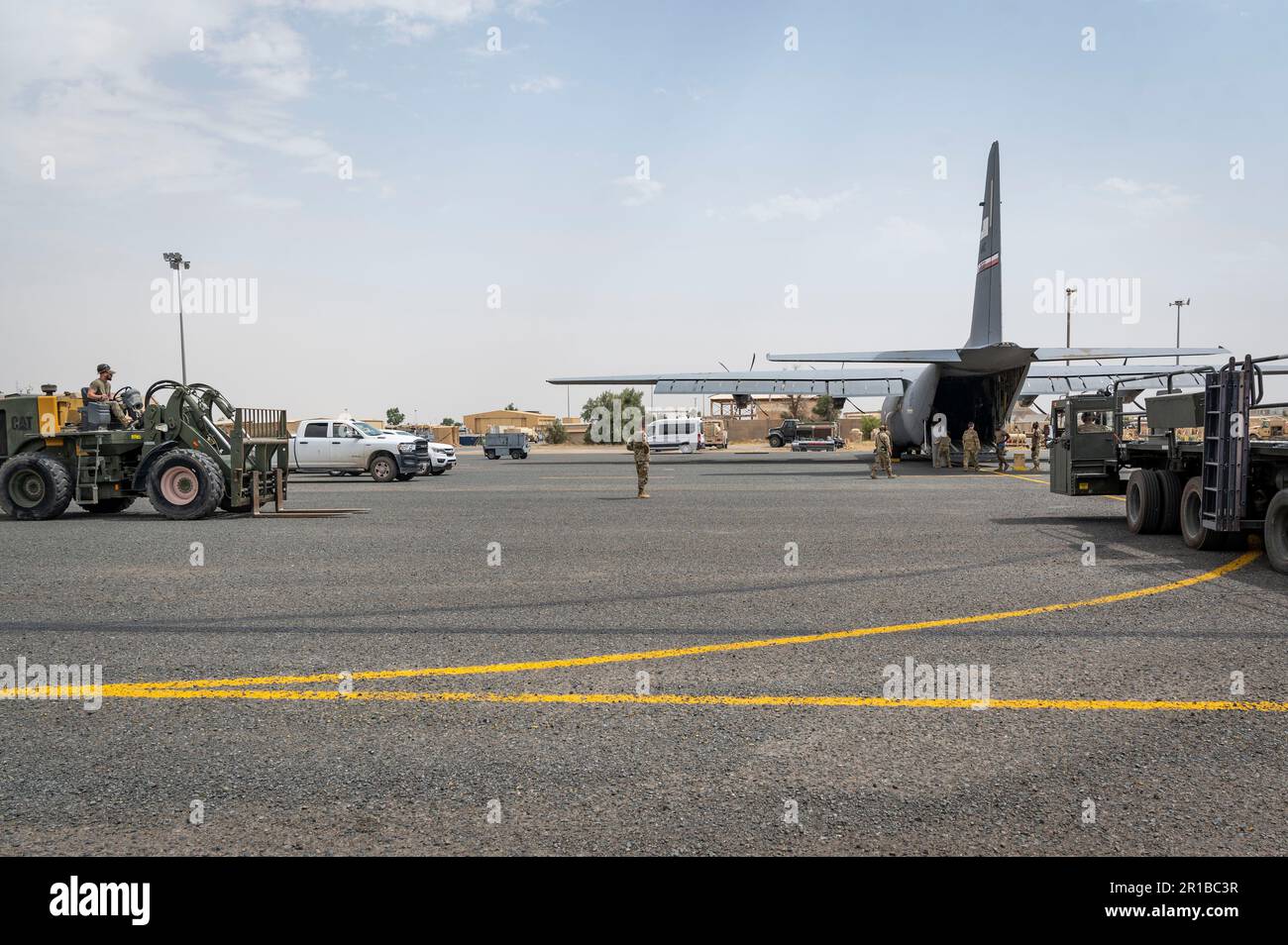 STATI UNITI Air Force Airmen del 386th Expeditionary Logistics Readiness Squadron e del 40th Expeditionary Airlift Squadron si preparano a caricare un carrello elevatore a forche e pallet su un C-130J Super Hercules durante l'esercizio Agile Marauder 23,1 presso Ali al Salem Air base, Kuwait, 11 maggio 2023. L'OAM 23,1 ha testato la rapidità con cui le forze e le attrezzature potevano essere ricollocate nell'area di responsabilità e continuare la missione. Il successo dell’esercizio ha convalidato le capacità delle forze locali in Kuwait e le lezioni apprese saranno condivise da tutto il comando centrale dell’aeronautica. (STATI UNITI Air Force Staf Foto Stock