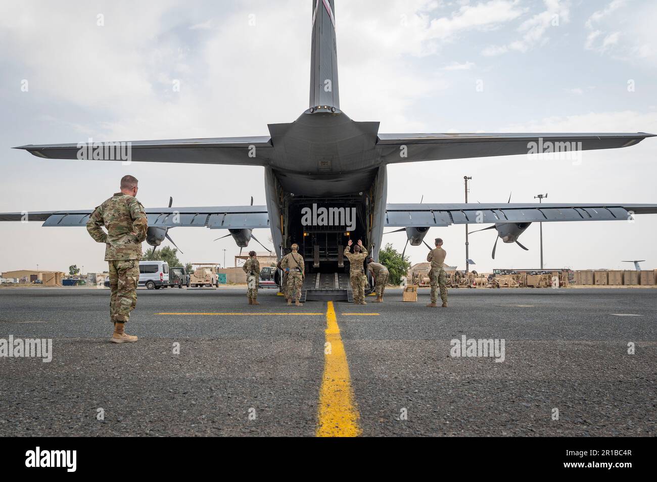 STATI UNITI Air Force Airmen del 386th Expeditionary Logistics Readiness Squadron e del 40th Expeditionary Airlift Squadron caricano un carrello elevatore a forche su un C-130J Super Hercules durante l'operazione Agile Marauder 23,1 presso Ali al Salem Air base, Kuwait, 11 maggio 2023. L'OAM 23,1 ha testato la rapidità con cui le forze e le attrezzature potevano essere ricollocate nell'area di responsabilità e continuare la missione. Il successo dell’esercizio ha convalidato le capacità delle forze locali in Kuwait e le lezioni apprese saranno condivise da tutto il comando centrale dell’aeronautica. (STATI UNITI Personale dell'Aeronautica militare Sgt. Miranda Mahoney) Foto Stock