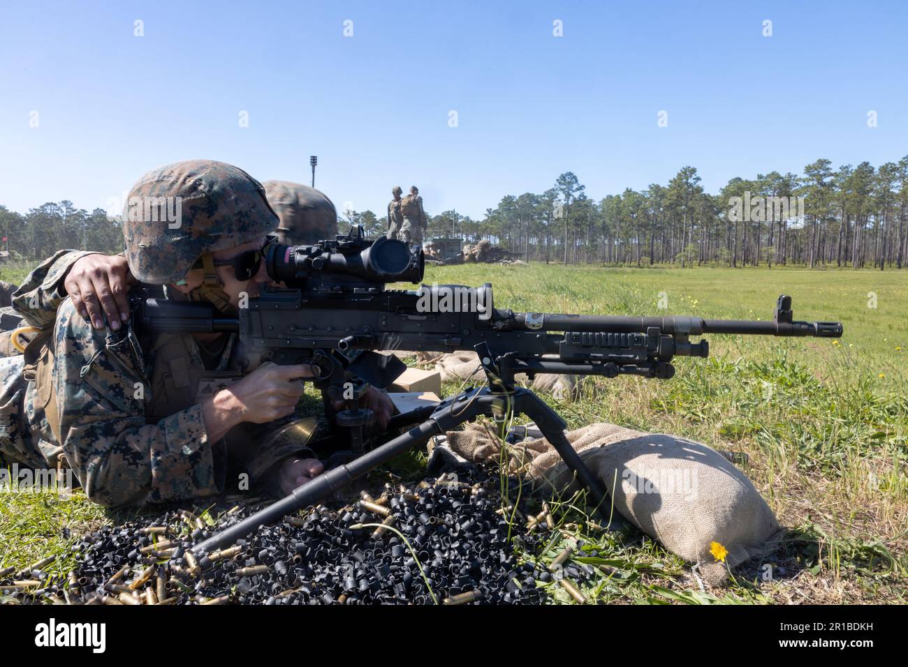 STATI UNITI Logan Quesnel, a sinistra, un tecnico di riparazione di armi leggere con Marine Wing Support Squadron (MWSS) 271, lancia una mitragliatrice media M240B dopo aver giurato per la riassegnazione al Marine Corps Camp Lejeune, North Carolina, 3 maggio 2023. MWSS-271 ha condotto l'esercizio di prova della missione 1-23 per aumentare le competenze attraverso una formazione integrata fornendo al contempo un supporto ininterrotto per l'aviazione a terra alla 2nd Marine Aircraft Wing (MAW). MWSS-271 è un'unità subordinata di 2nd MAW, l'elemento di combattimento aereo della II forza di spedizione marina. (STATI UNITI Corpo marino foto di CPL. Adam Henke) Foto Stock