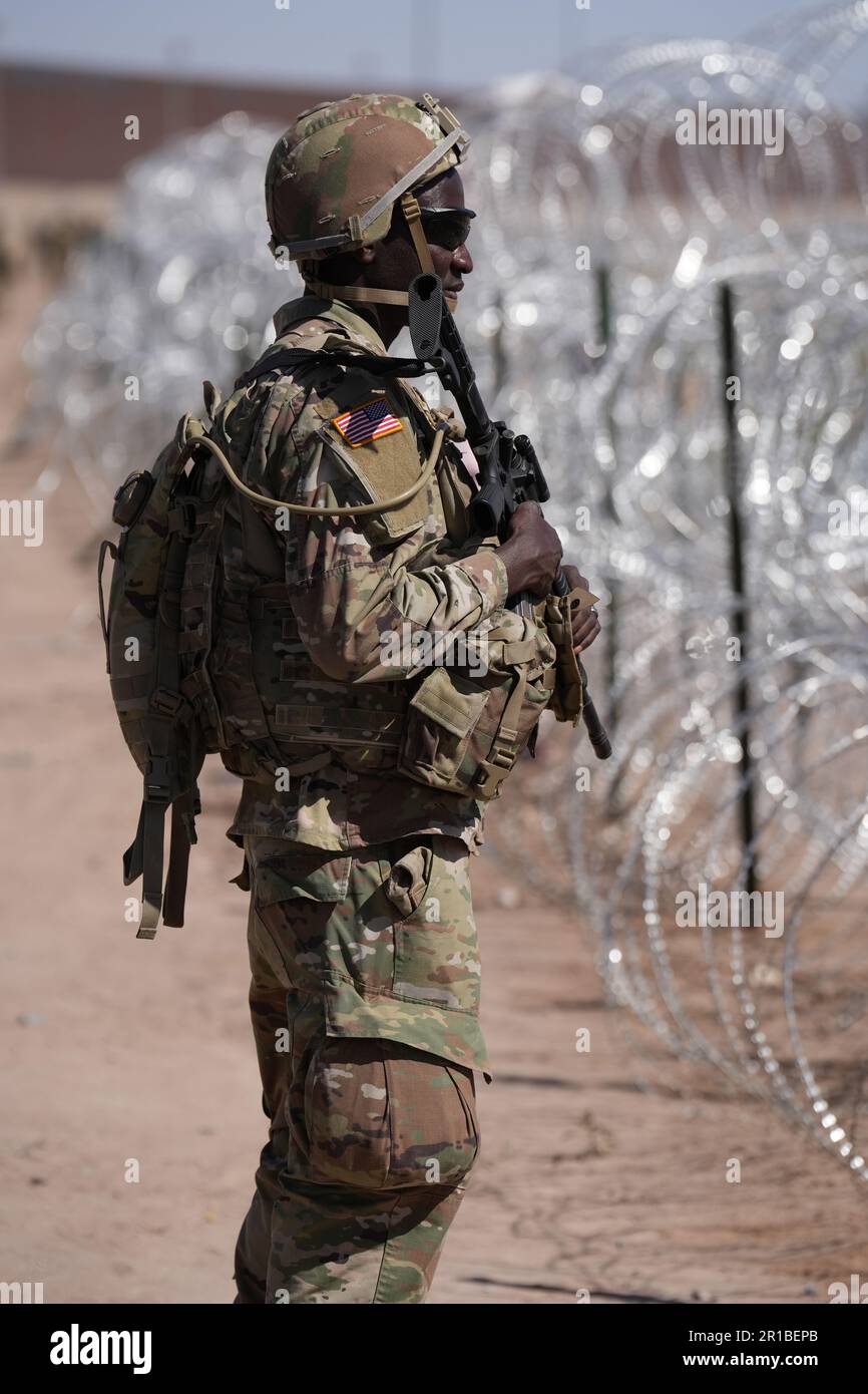 I membri dell'operazione Lone Star Task Force West e Texas Tactical Border Force bloccano i migranti dall'ingresso illegale in Texas, 11 maggio 2023 vicino a El Paso sul fiume Rio Grande. Le unità presunsero posizioni di bloccaggio dietro il filo di concertina precedentemente installato in preparazione della scadenza del titolo 42. Foto Stock