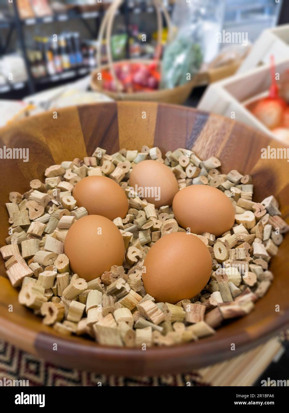 Fattoria crudo uova brune biologiche, foto stock Foto Stock