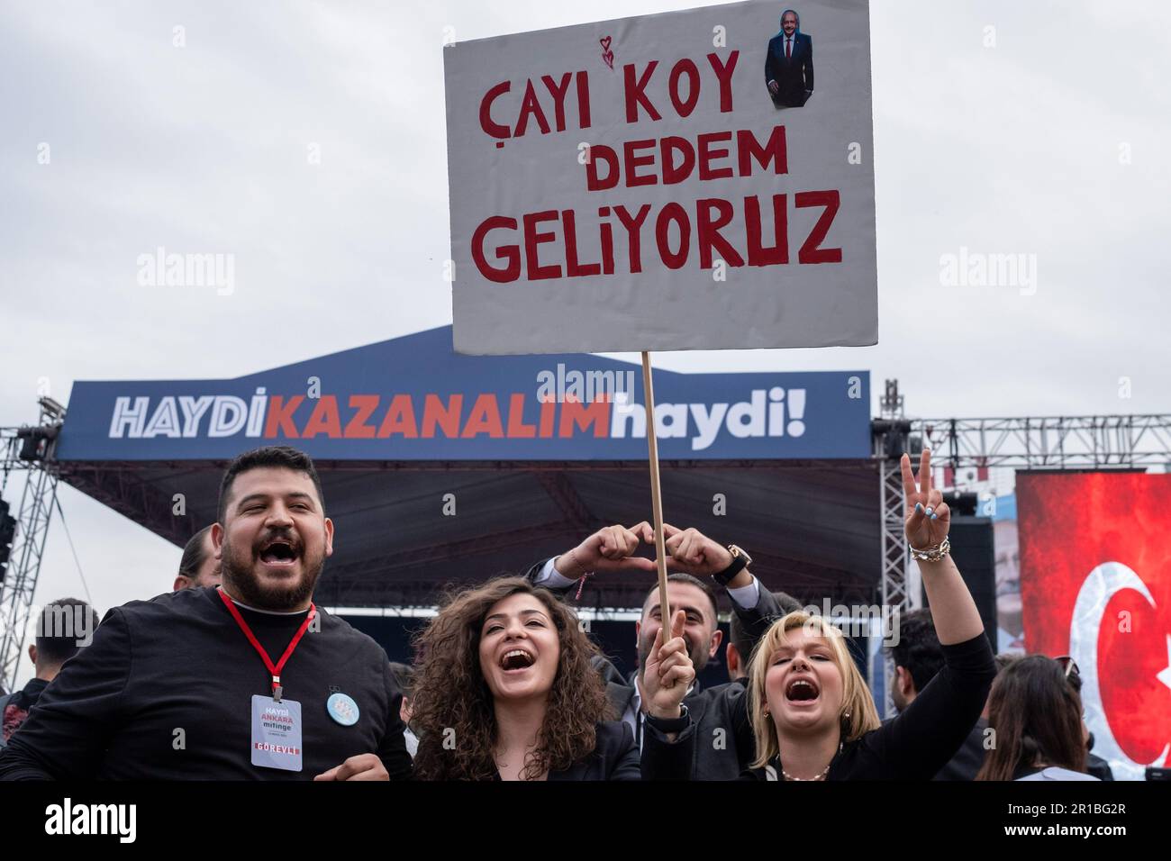 Ankara, Turchia. 12th maggio, 2023. I giovani che partecipano al rally fanno dei cartelli e tengono un cartello. In Turchia, che si sta recando alle elezioni storiche, l'Alleanza Nazionale tiene il suo ultimo raduno ad Ankara. Nelle elezioni che determineranno il destino della Turchia, c'è Kemal Kilicdaroglu, il candidato dell'Alleanza Nazionale, contro il Presidente Erdogan. Credit: SOPA Images Limited/Alamy Live News Foto Stock