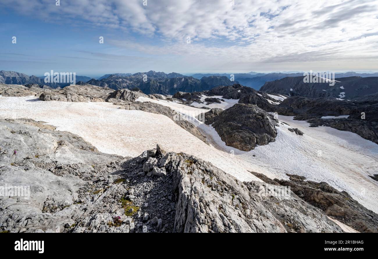 Vista dell'altopiano roccioso con i resti di neve, Uebergossene Alm, Hochkoenig, Alpi Berchtesgaden, Salzburger Land, Austria Foto Stock