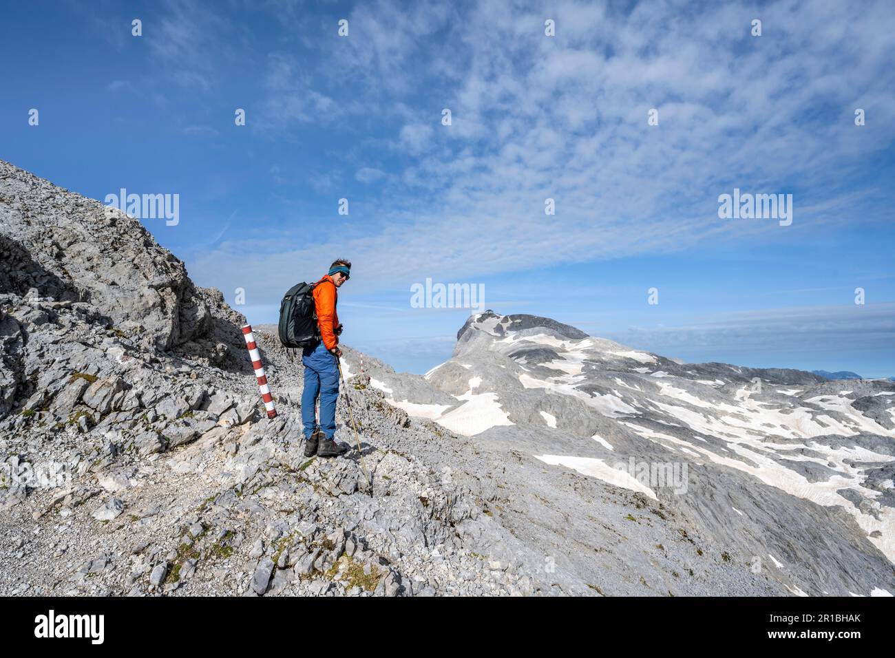 Alpinisti che si arrampicano sull'Hochkoenig, altopiano roccioso con resti di neve, l'Alpe di Uebergossene, nella parte posteriore del Hochkoenig, Berchtesgaden Foto Stock