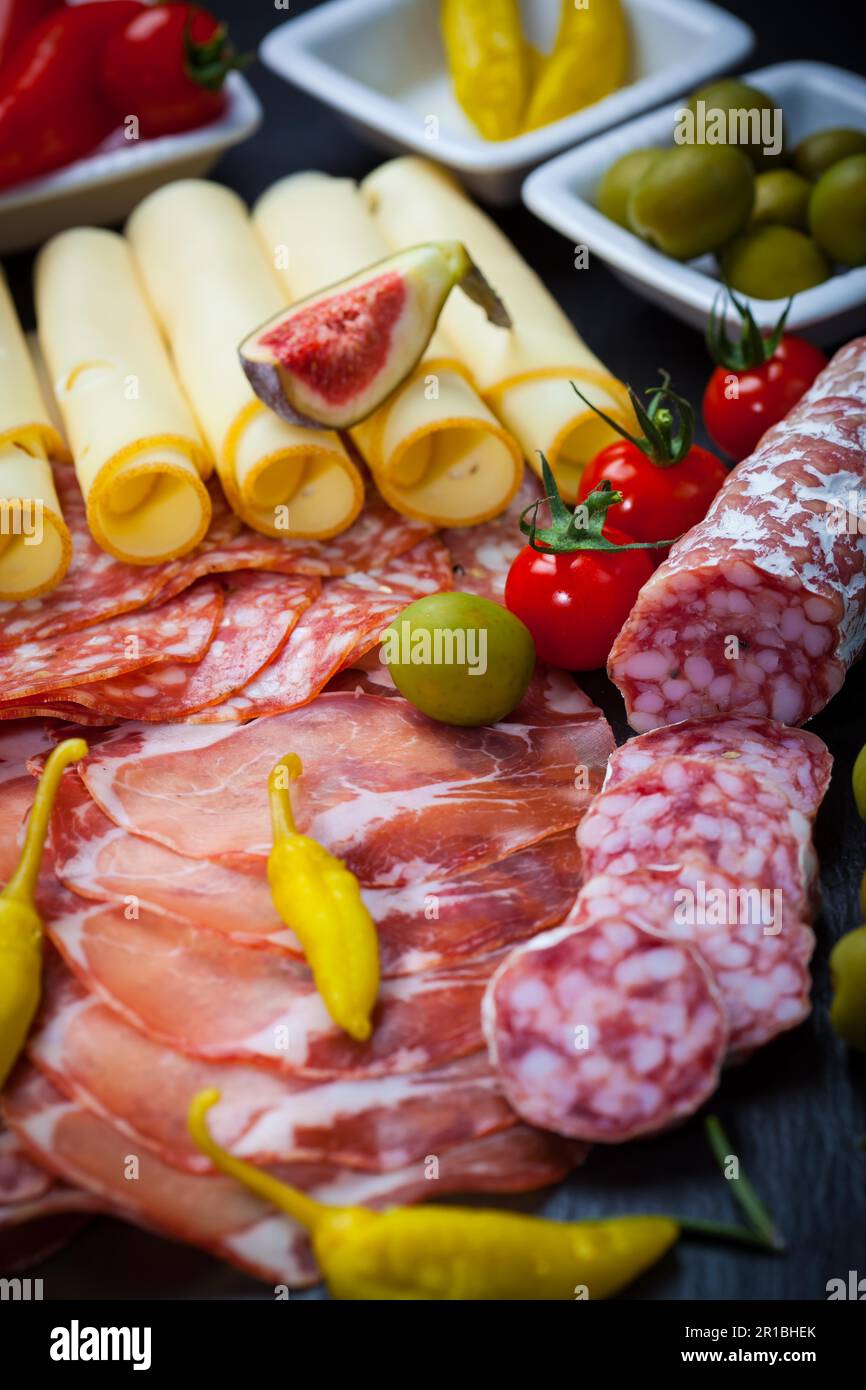 Antipasti e piatto di catering con diverse carni e prodotti di formaggio Foto Stock