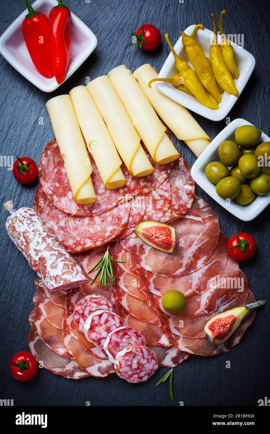 Antipasti e piatto di catering con diverse carni e prodotti di formaggio Foto Stock