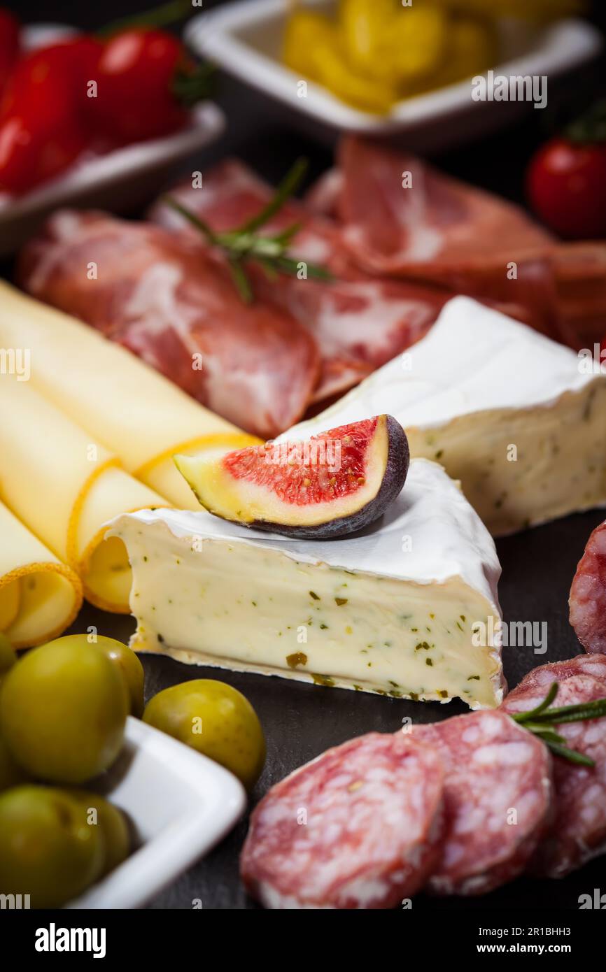 Antipasti e piatto di catering con diverse carni e prodotti di formaggio Foto Stock