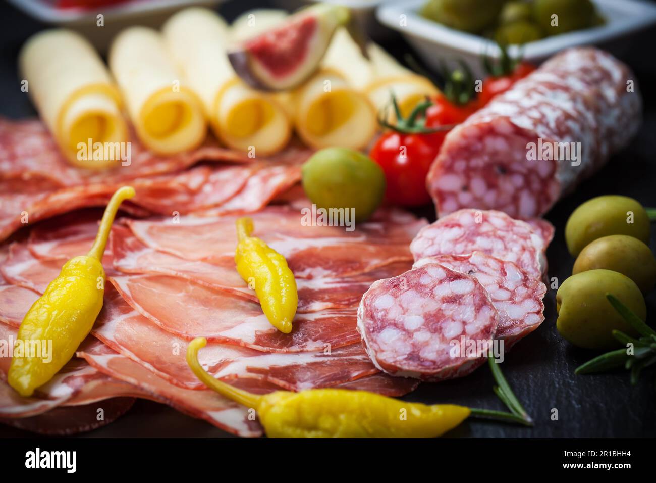 Antipasti e piatto di catering con diverse carni e prodotti di formaggio Foto Stock