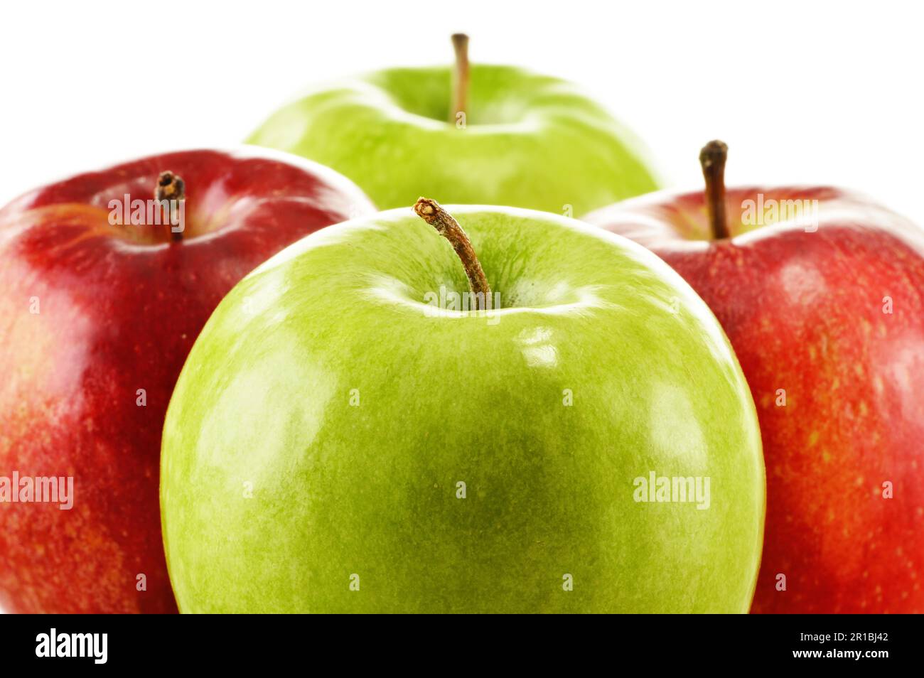 Composizione con quattro mele su sfondo bianco Foto Stock