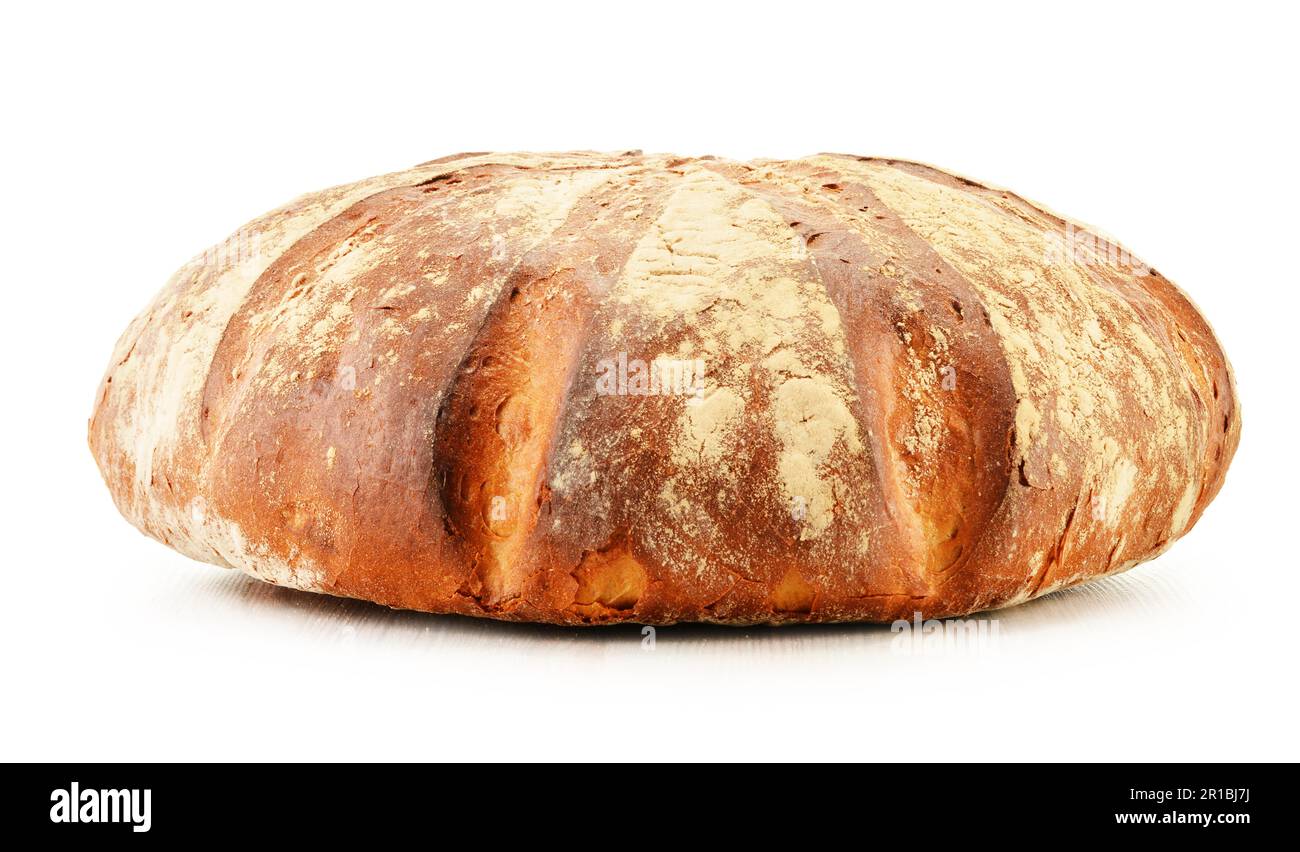 Grande pagnotta di pane tradizionalmente cotto isolato su bianco Foto Stock