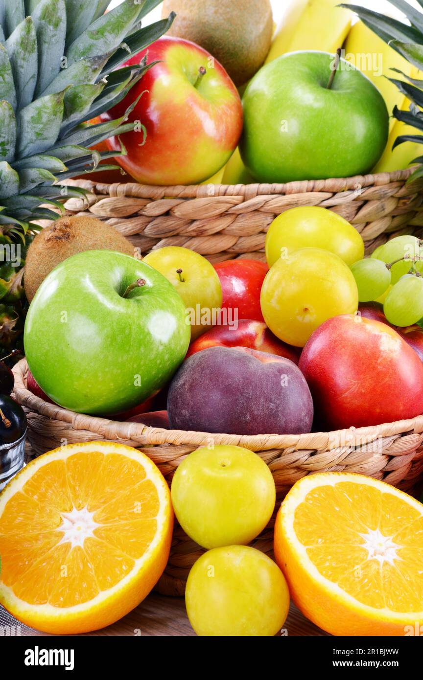 Composizione con varietà di frutta fresca. Alimentazione equilibrata Foto Stock