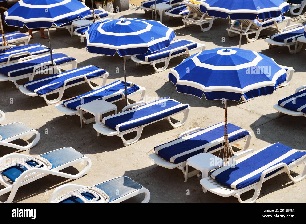 Spiaggia mediterranea durante le calde giornate estive Foto Stock