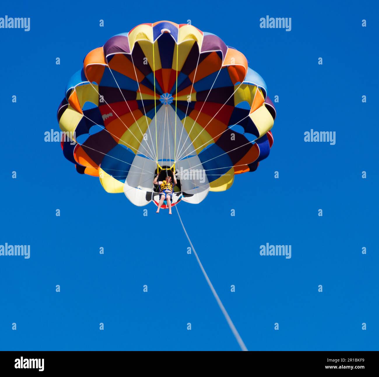 Il parasailing oltre il cielo blu Foto Stock