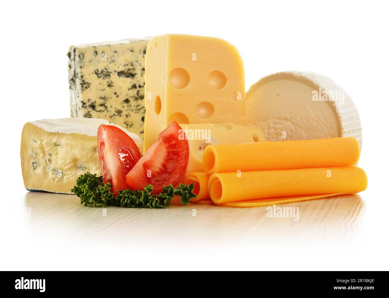 Diversi tipi di formaggio isolato su sfondo bianco Foto Stock