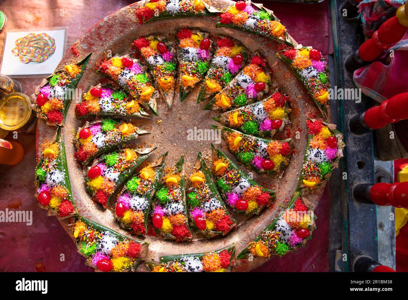 Decorate Bangladesi tradizionale decorazione masala colorata kasturi paan o foglia di betel Foto Stock
